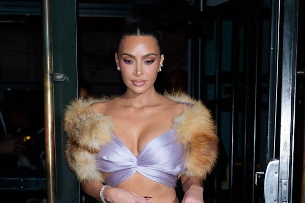 Фирменный ход Ким Кардашьян: Как она покоряет главный цветовой тренд сезона